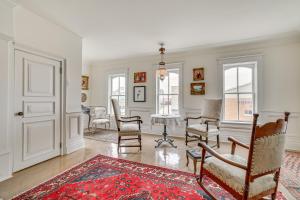 Walkable Main Street Location Spring Grove Apt