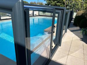 Maisons de vacances Large house with pool, spa and park : photos des chambres