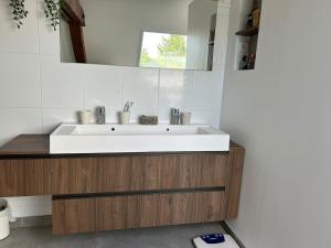 Maisons de vacances Large house with pool, spa and park : photos des chambres
