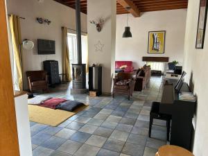 Maisons de vacances Large house with pool, spa and park : photos des chambres