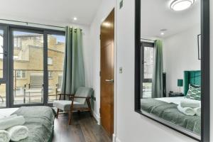 Large 2 Bed 2 Bath flat with Patio, Canary Wharf