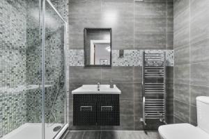 Large 2 Bed 2 Bath flat with Patio, Canary Wharf