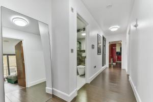 Large 2 Bed 2 Bath flat with Patio, Canary Wharf