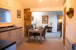 The Nest Close to York with Hot Tub