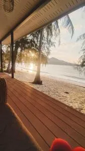 2-Bedroom Beach Front Chaloklum - 恰洛克拉姆