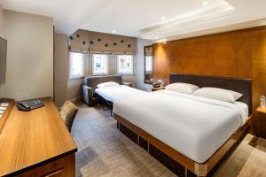 Family Room room in Radisson Blu Edwardian Kenilworth Hotel London