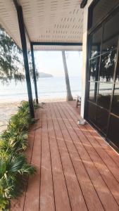 2-Bedroom Beach Front Chaloklum