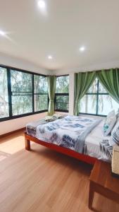 2-Bedroom Beach Front Chaloklum