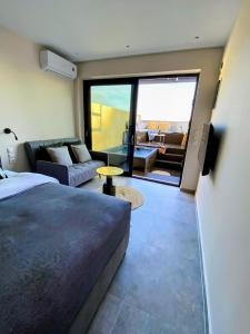 Room in Studio - Luxury Suite with a queens double bed stunning sea vews and private Jacuzzi