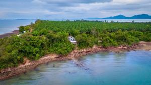 The Munique Cliff House Chumphon - private jacuzzi with beach views