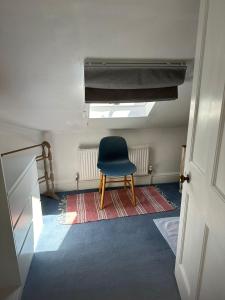 Stylish Coastal Living - Prime Location, Garden and Parking