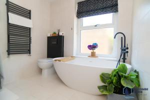 Stylish Coastal Living - Prime Location, Garden and Parking