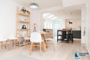 Stylish Coastal Living - Prime Location, Garden and Parking