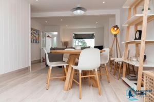 Stylish Coastal Living - Prime Location, Garden and Parking
