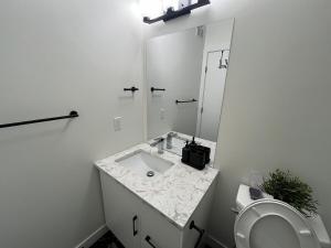 Upper Suite Haven- Near Airport
