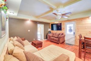 Cabin Close to ATV and Hiking Trails in Delbarton