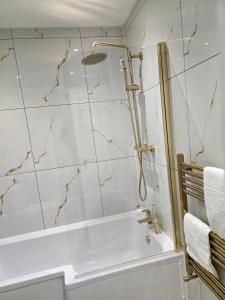 Contemporary & Spacious 1BD - Fireplace with Modern Comforts