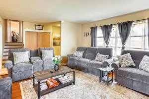 3 Mi to Berkshire Mall Suburban Stay with Yard! - Sinking Spring
