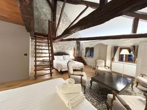 B&B / Chambres d'hotes Chateau de la Rive - Suite des Coteaux - Duplex 6 personnes : photos des chambres
