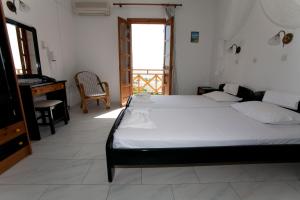 Azolimnos Bay Syros Greece