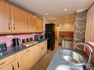 Salford Home Sleeps 10 By City SuperHost