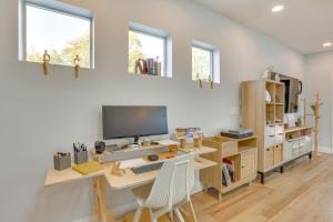 4 Mi to Downtown Phoenix WFH-Friendly Apartment