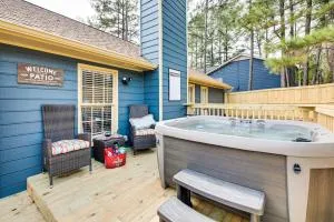 4 Mi to Airport Atlanta Home with Deck and Hot Tub - Forest Park
