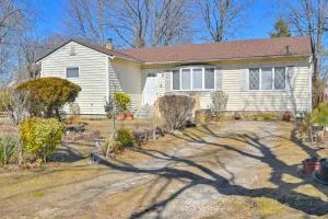 4 Mi to LIRR Station Nice Home in West Babylon! - West Babylon