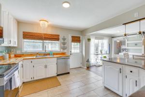 2 Mi to Shore Modern Retreat in Fort Walton Beach