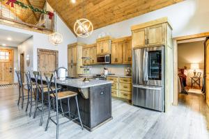 Lake Views and Golf Access at Secluded Drasco Lodge