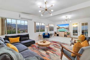 6 Mi to Joshua Tree Home with Outdoor Oasis and View! - 3hvězdičkové hotely ve městě Twentynine Palms