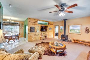 5 Mi to Town Mtn-View Gem with Deck in Hot Springs