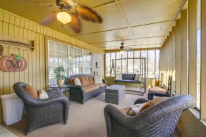 Deck & Fire Pit! Cabin Half-Mi to Tunica Lake