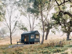 Lakeside Off-Grid Cabin - Pet Friendly - Freja