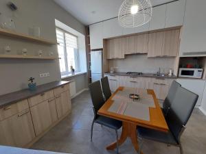 Студія поряд з замком Любарта