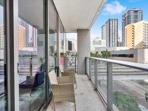 X- Lounge III - High-Rise with Rooftop Pool & Panoramic City Views