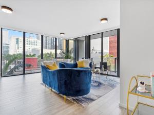 X- Lounge III - High-Rise with Rooftop Pool & Panoramic City Views