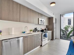 X- Lounge III - High-Rise with Rooftop Pool & Panoramic City Views