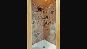 Enchanted Romance - Private, Heart Shaped Tub, Hot tub, Fireplace, & Arcade!