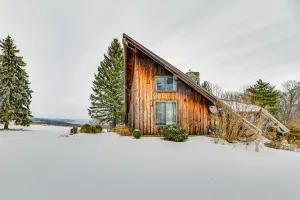 Near Canandaigua Lake Retro Cabin with Deck and Views - Honeoye