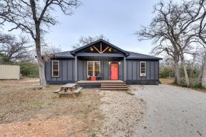Private Deck and Forest Setting Waelder Cabin!