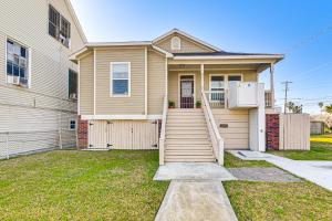 Half-Mi to Galveston Strand Charming Home with Yard