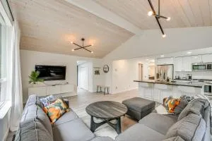 Walk to Lake Anderson Island Escape with Fire Pit - DuPont