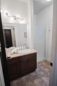 DOWNTOWN KINGBED 4Br FIREPLACE BIKELANE