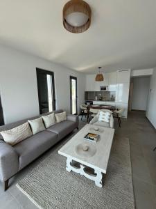 Beachfront apartment with sea view