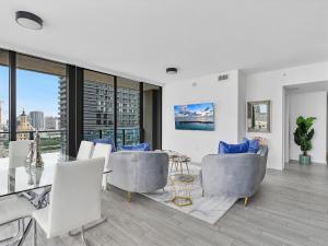 X Lounge IV-Skyline Corner Residence