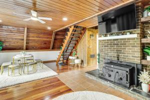 Hot Tub, Fire Pit and Patio A-Frame Stafford Cabin