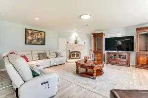 Hot Tub and Fenced Yard Dog-Friendly Gem in Denison - 丹尼森