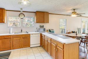 Fish On-Site Lake Murray Family Home