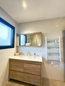 Villas La Charmesienne - Modern villa with pool : photos des chambres